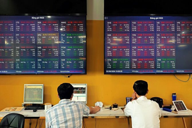 VN-Index mất mốc 1.800 điểm: Thị trường đang tạo đáy hay còn đối mặt thử thách?